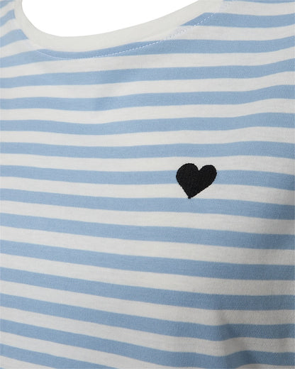 kortærmet stribet t-shirt i lyseblå hvis med et lille sort hjerte på brystet. Freequent Off-white blue FQMIAN-TEE