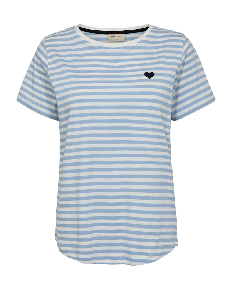 kortærmet stribet t-shirt i lyseblå hvis med et lille sort hjerte på brystet. Freequent Off-white blue FQMIAN-TEE