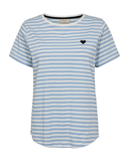 kortærmet stribet t-shirt i lyseblå hvis med et lille sort hjerte på brystet. Freequent Off-white blue FQMIAN-TEE