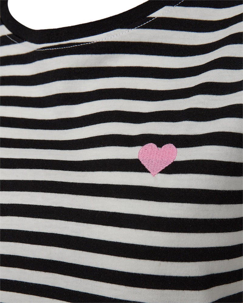 closeup af hjerte på brystet af kortærmet stribet t-shirt sort hvid. Freequent Black Off-white FQMIAN-TEE