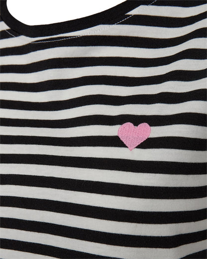 closeup af hjerte på brystet af kortærmet stribet t-shirt sort hvid. Freequent Black Off-white FQMIAN-TEE