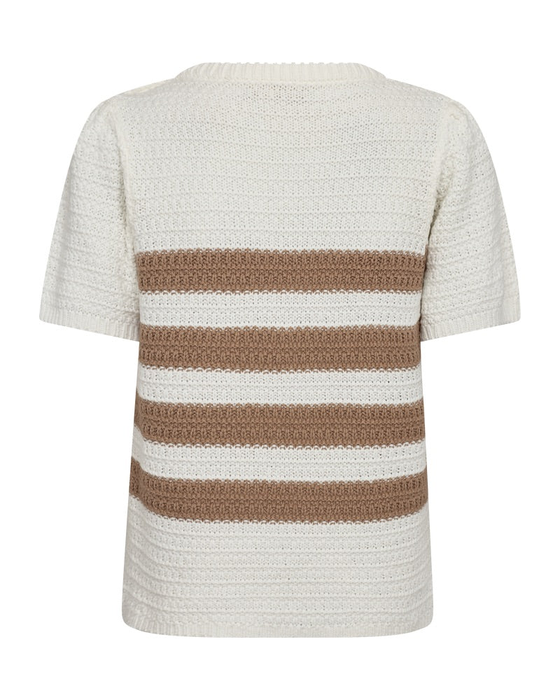 ryggen af strik t-shirt i hvid med 4 beige striber på kroppen og metallic knapper på den ene skulder. Freequent FQCOTLA-PULLOVER Star Off-white w Simply Taupe