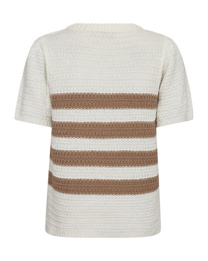 ryggen af strik t-shirt i hvid med 4 beige striber på kroppen og metallic knapper på den ene skulder. Freequent FQCOTLA-PULLOVER Star Off-white w Simply Taupe