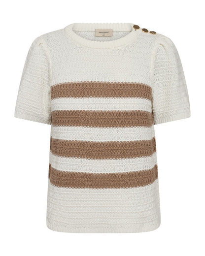 strik t-shirt i hvid med 4 beige striber på kroppen og metallic knapper på den ene skulder. Freequent FQCOTLA-PULLOVER Star Off-white w Simply Taupe