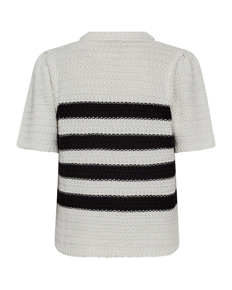 ryggen af strik t-shirt med 4 sorte striber på kroppen og metallic knapper på den ene skulder. Freequent FQCOTLA-PULLOVER Star Off-white w. Black