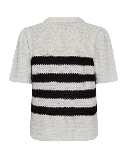 ryggen af strik t-shirt med 4 sorte striber på kroppen og metallic knapper på den ene skulder. Freequent FQCOTLA-PULLOVER Star Off-white w. Black