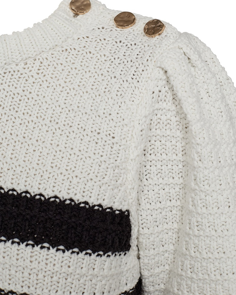 closeup af skulder på strik t-shirt med 4 sorte striber på kroppen og metallic knapper på den ene skulder. Freequent FQCOTLA-PULLOVER Star Off-white w. Black