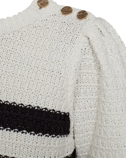 closeup af skulder på strik t-shirt med 4 sorte striber på kroppen og metallic knapper på den ene skulder. Freequent FQCOTLA-PULLOVER Star Off-white w. Black