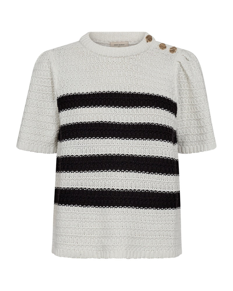 strik t-shirt med 4 sorte striber på kroppen og metallic knapper på den ene skulder. Freequent FQCOTLA-PULLOVER Star Off-white w. Black