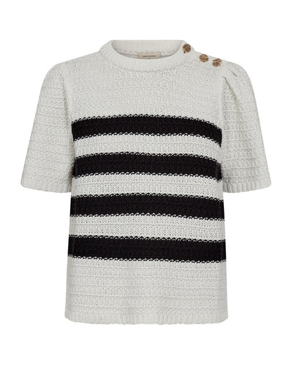 strik t-shirt med 4 sorte striber på kroppen og metallic knapper på den ene skulder. Freequent FQCOTLA-PULLOVER Star Off-white w. Black