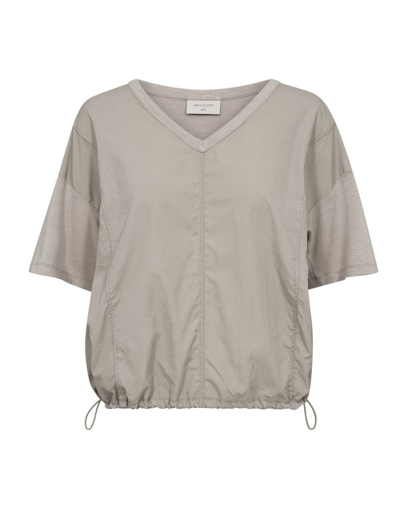 kortærmet beige bluse med justerbar snøre i bunden