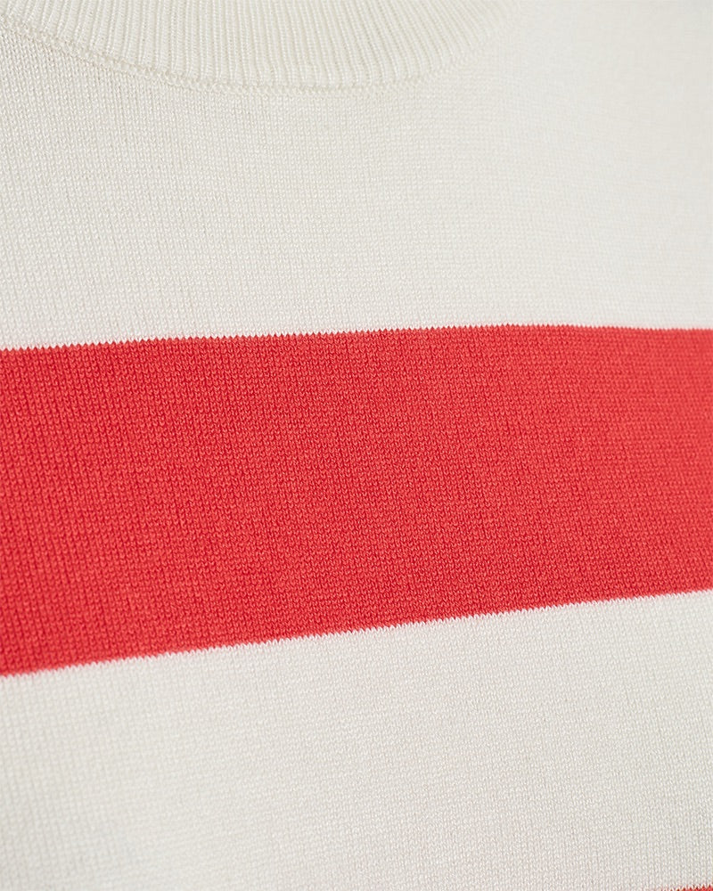closeup kortærmet hvid t-shirt med brede røde striber. Freequent Off-white Bittersweet FQPIXIE-PULLOVER