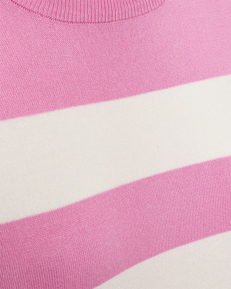 closeup af kortærmet lyserød t-shirt med brede hvide striber. Freequent Pink Off-White FQPIXIE-PULLOVER