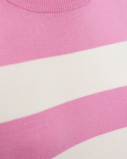 closeup af kortærmet lyserød t-shirt med brede hvide striber. Freequent Pink Off-White FQPIXIE-PULLOVER