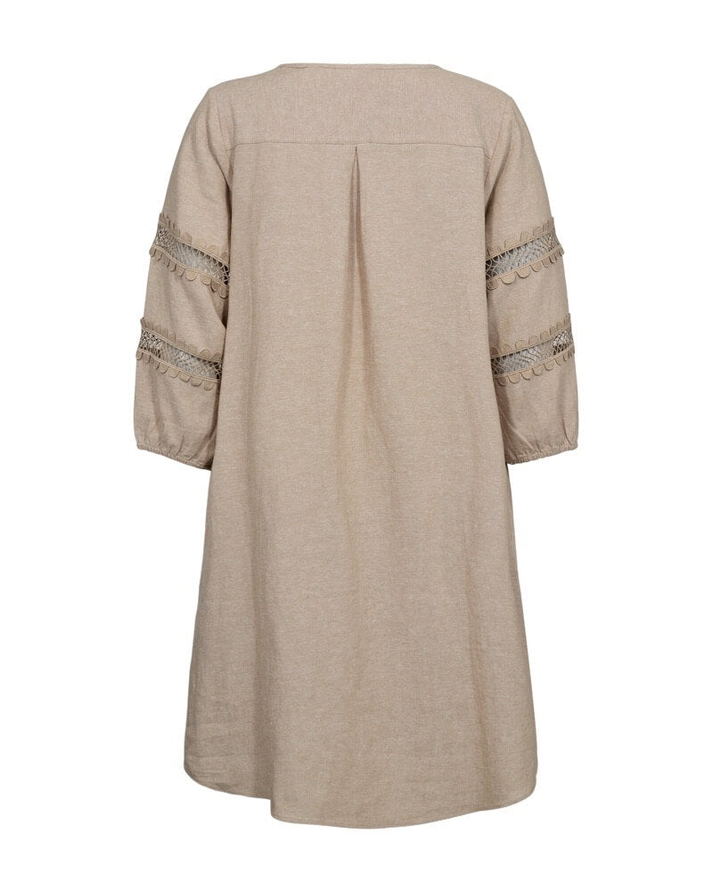 læg på ryggen af beige hørkjole Freequent FQLALUNA-DRESS Sand melange