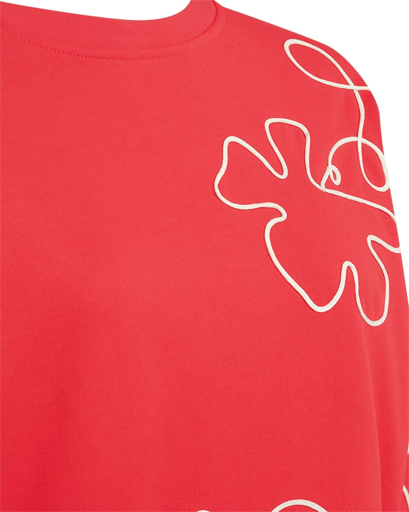 closeup af rød sweatshirt med rund hals og blomstermønster i hvidt outline broderi. Freequent FQNALE-PULLOVER Bittersweet w. Star Off-white