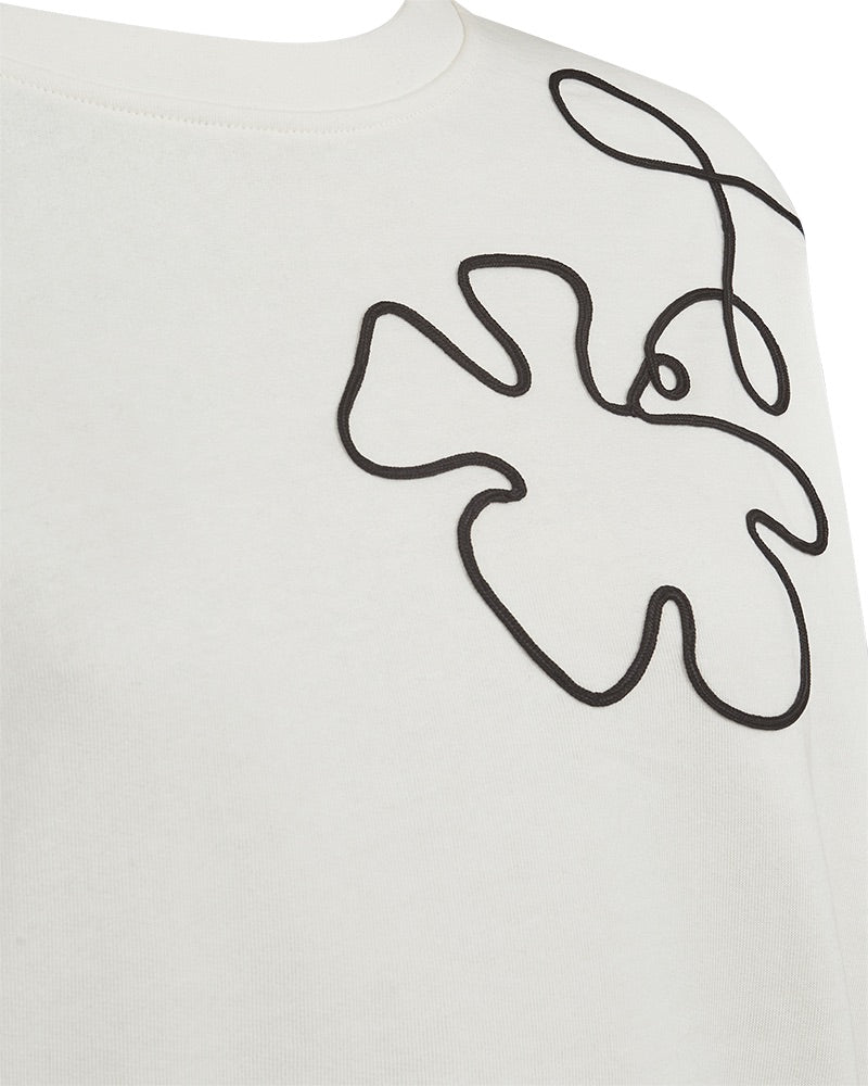 nærbillede af hvid sweatshirt med rund hals og blomstermønster i et sort outline broderi. Freequent FQNALE-PULLOVER Star Off-white w. Black