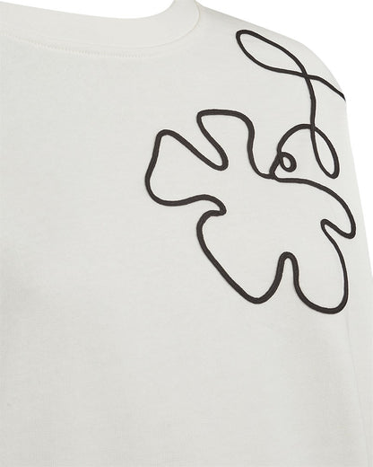 nærbillede af hvid sweatshirt med rund hals og blomstermønster i et sort outline broderi. Freequent FQNALE-PULLOVER Star Off-white w. Black