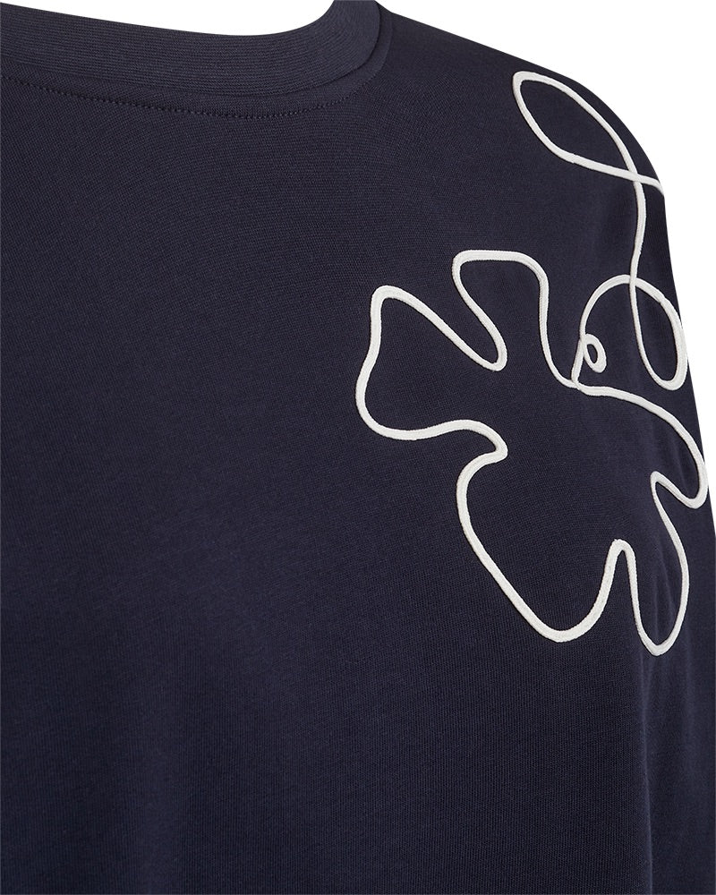 nærbillede af blå sweatshirt med rund hals og blomstermønster i hvidt outline broderi. Freequent FQNALE-PULLOVER Navy Blazer w. Star Off-white