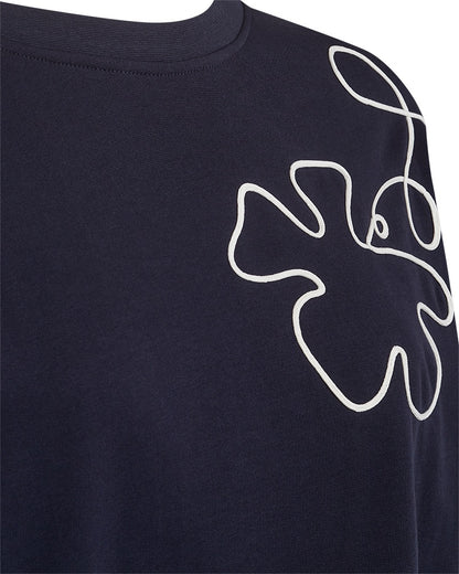 nærbillede af blå sweatshirt med rund hals og blomstermønster i hvidt outline broderi. Freequent FQNALE-PULLOVER Navy Blazer w. Star Off-white