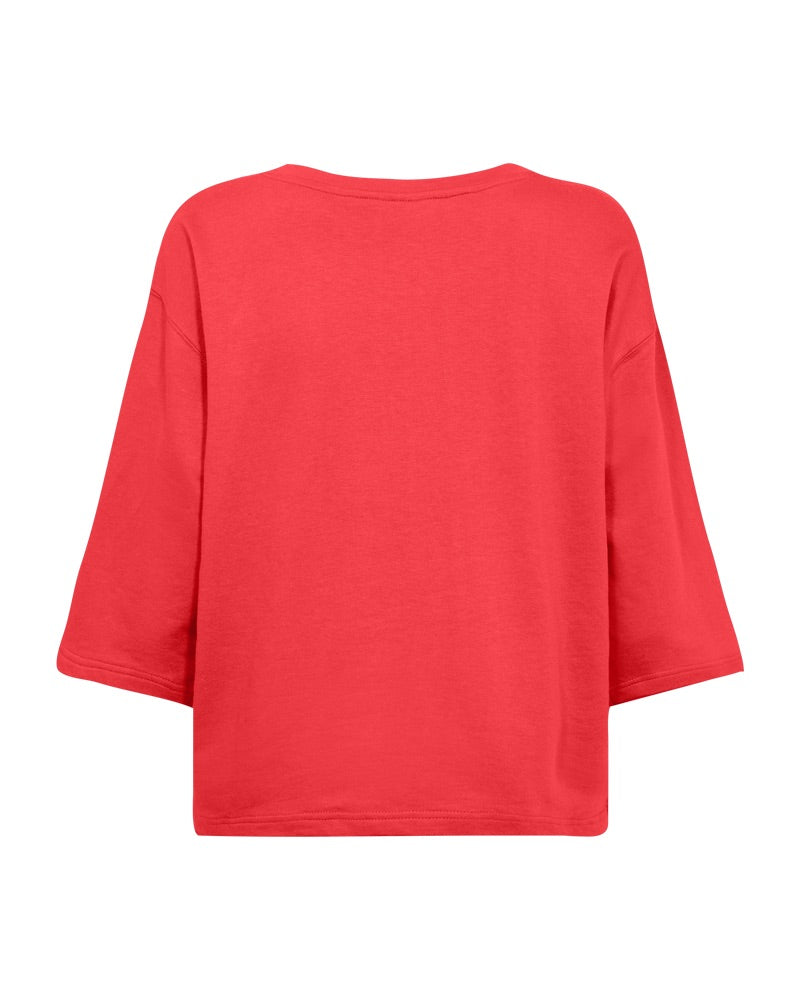 ryggen af rød t-shirt med sænkede skuldre og sort tekst på brystet. Freequent Bittersweet Black FQKASSY-PULLOVER