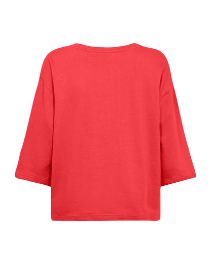 ryggen af rød t-shirt med sænkede skuldre og sort tekst på brystet. Freequent Bittersweet Black FQKASSY-PULLOVER