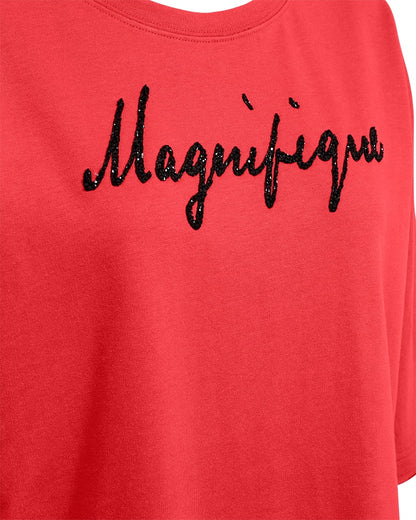 closeup af rød t-shirt med sænkede skuldre og sort tekst på brystet. Freequent Bittersweet Black FQKASSY-PULLOVER