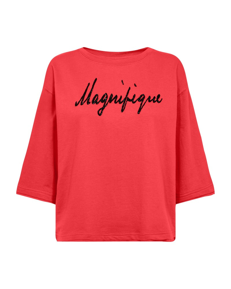 rød t-shirt med sænkede skuldre og sort tekst på brystet. Freequent Bittersweet Black FQKASSY-PULLOVER