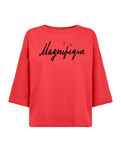 rød t-shirt med sænkede skuldre og sort tekst på brystet. Freequent Bittersweet Black FQKASSY-PULLOVER