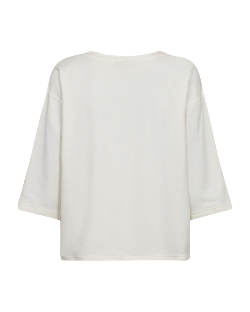 ryggen af hvid t-shirt med sænkede skuldre og sort tekst på brystet. Freequent Star Off-white Black FQKASSY-PULLOVER