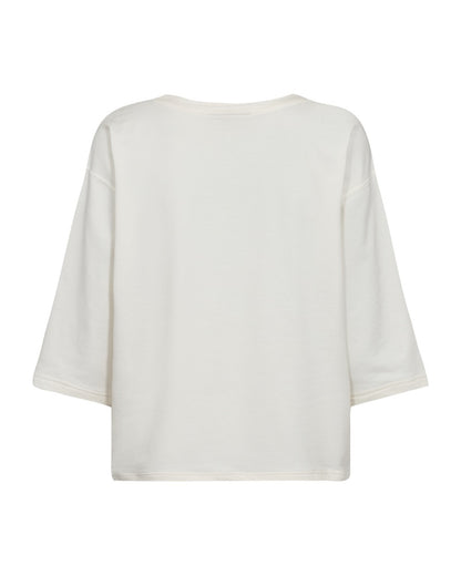 ryggen af hvid t-shirt med sænkede skuldre og sort tekst på brystet. Freequent Star Off-white Black FQKASSY-PULLOVER