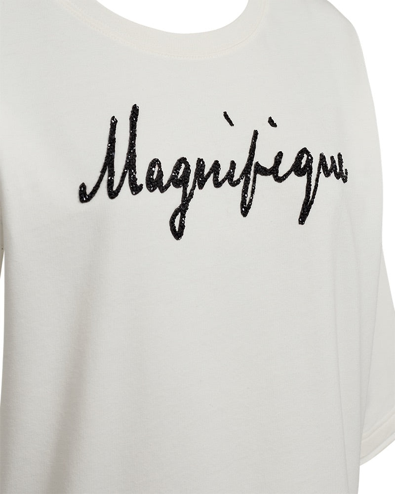 closeup af hvid t-shirt med sænkede skuldre og sort tekst på brystet. Freequent Star Off-white Black FQKASSY-PULLOVER