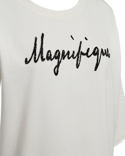 closeup af hvid t-shirt med sænkede skuldre og sort tekst på brystet. Freequent Star Off-white Black FQKASSY-PULLOVER