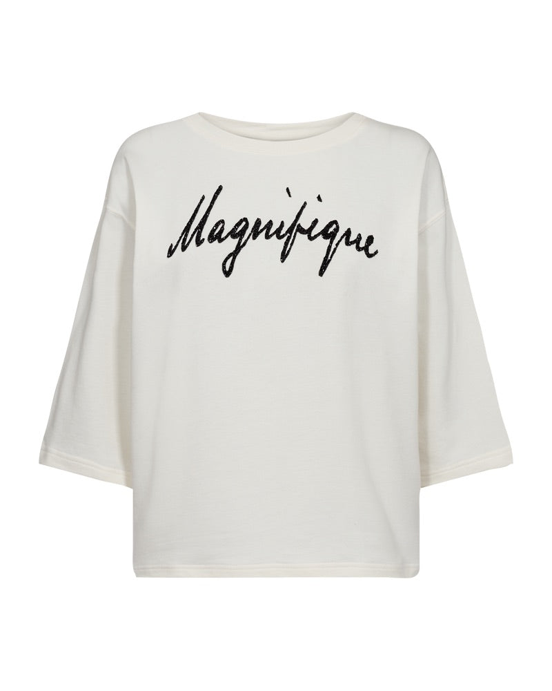 hvid t-shirt med sænkede skuldre og sort tekst på brystet. Freequent Star Off-white Black FQKASSY-PULLOVER