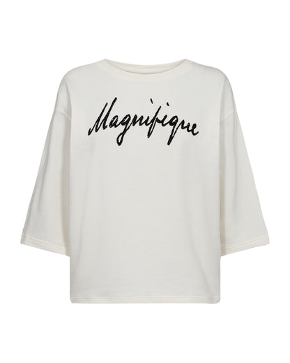 hvid t-shirt med sænkede skuldre og sort tekst på brystet. Freequent Star Off-white Black FQKASSY-PULLOVER