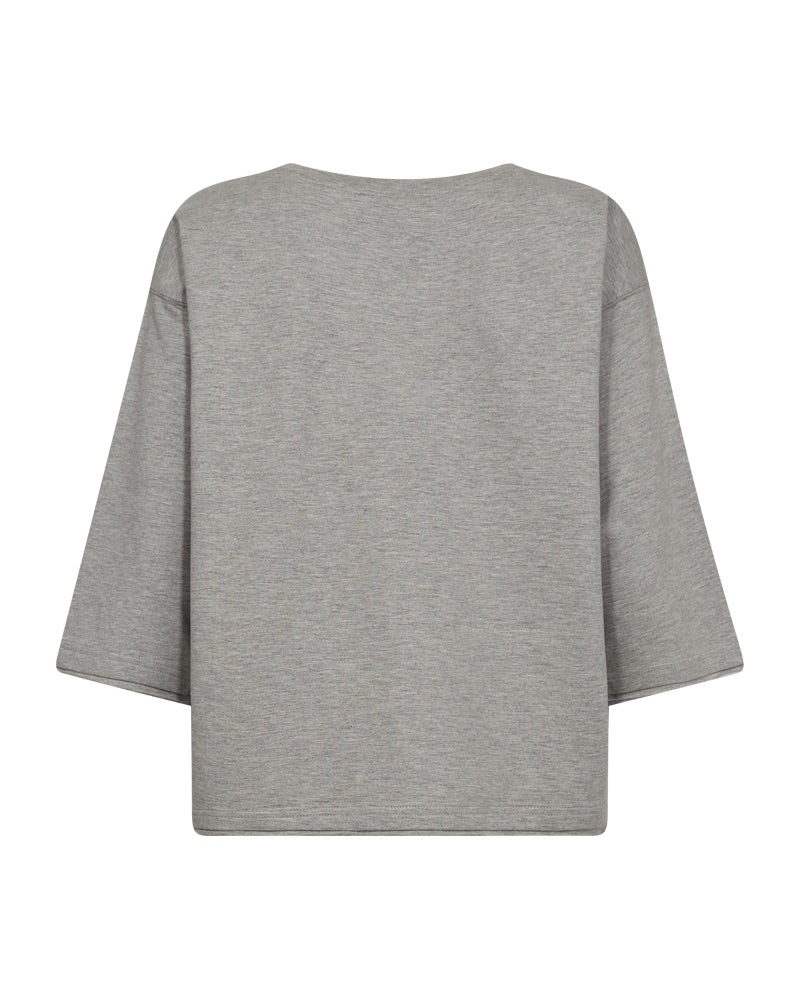 ryggen af grå t-shirt med sænkede skuldre og sort tekst på brystet. Freequent Light Grey Black FQKASSY-PULLOVER
