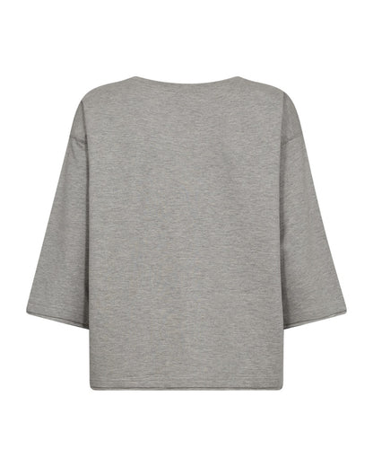 ryggen af grå t-shirt med sænkede skuldre og sort tekst på brystet. Freequent Light Grey Black FQKASSY-PULLOVER