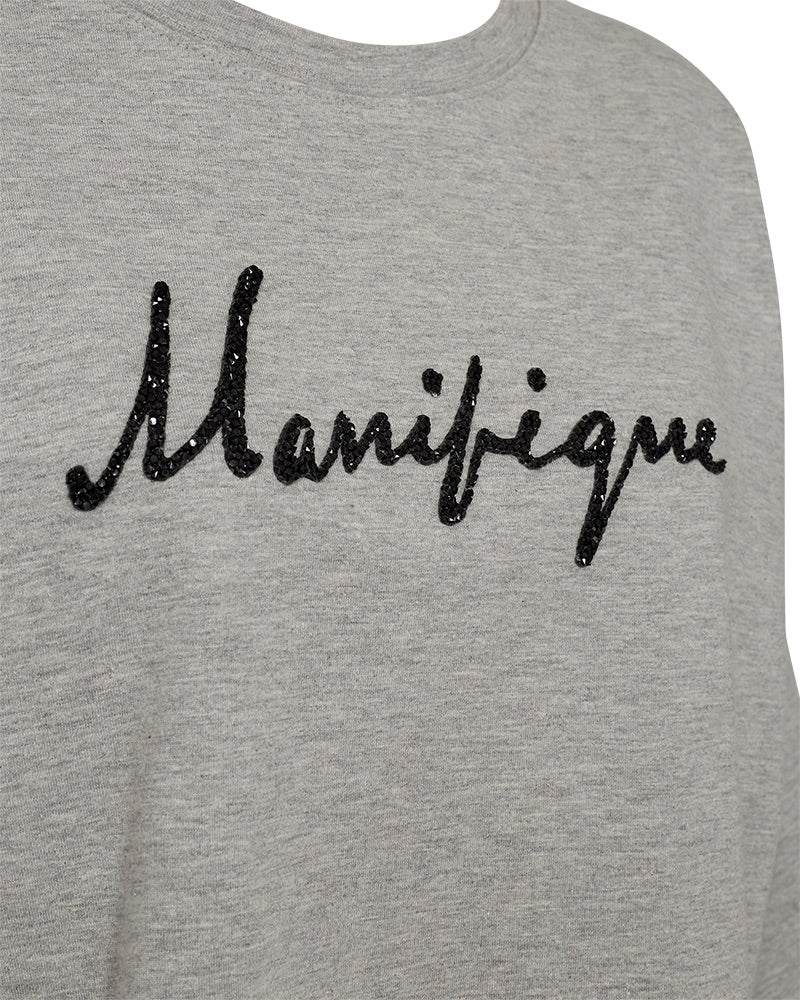 closeup grå t-shirt med sænkede skuldre og sort tekst på brystet. Freequent Light Grey Black FQKASSY-PULLOVER