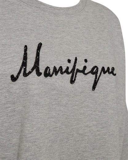 closeup grå t-shirt med sænkede skuldre og sort tekst på brystet. Freequent Light Grey Black FQKASSY-PULLOVER