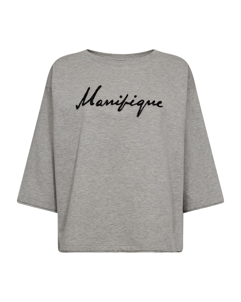 grå t-shirt med sænkede skuldre og sort tekst på brystet. Freequent Light Grey Black FQKASSY-PULLOVER