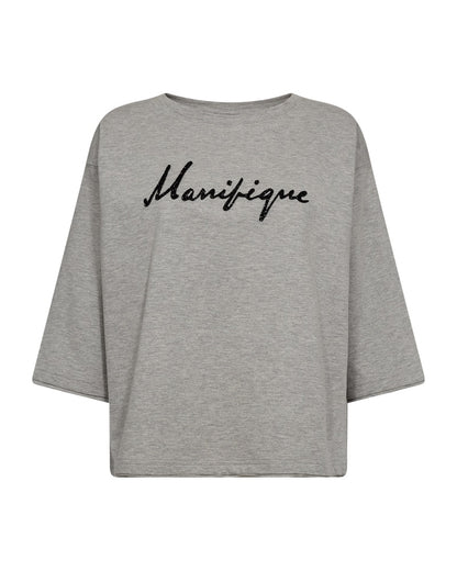 grå t-shirt med sænkede skuldre og sort tekst på brystet. Freequent Light Grey Black FQKASSY-PULLOVER