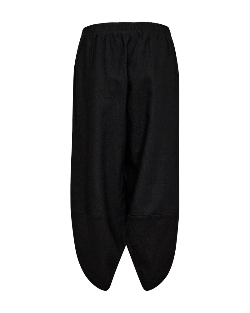 bagpå sorte bukser med elastik i taljen og bukseben med et asymmetrisk snit. Freequent Black FQLAVA-PANTS