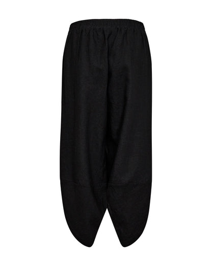 bagpå sorte bukser med elastik i taljen og bukseben med et asymmetrisk snit. Freequent Black FQLAVA-PANTS