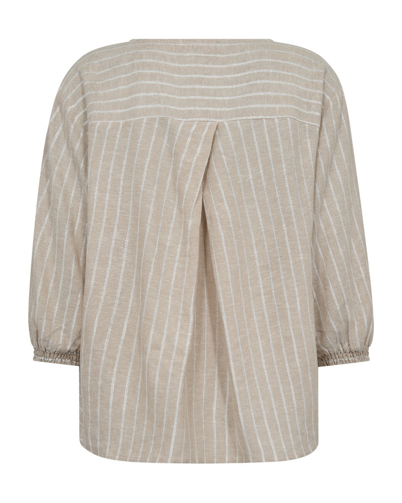 ryggen af beige bluse med 3/4 ærmer og lodrette shiny striber. Freequent Sand Melange w Off-White FQLALUX-BLOUSE