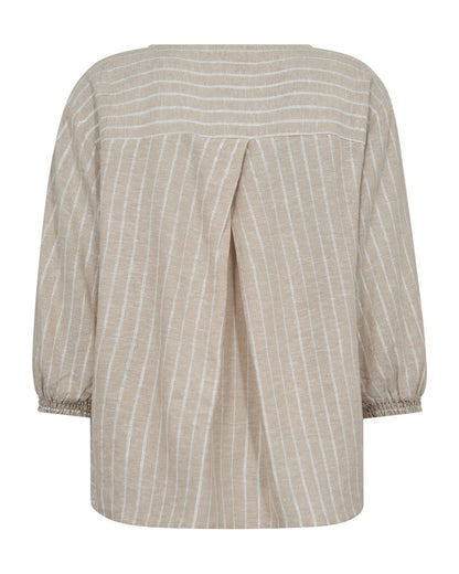 ryggen af beige bluse med 3/4 ærmer og lodrette shiny striber. Freequent Sand Melange w Off-White FQLALUX-BLOUSE