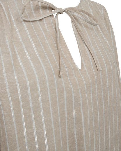 closeup af snøre ved halsudskæringen på beige bluse med 3/4 ærmer og lodrette shiny striber. Freequent Sand Melange w Off-White FQLALUX-BLOUSE