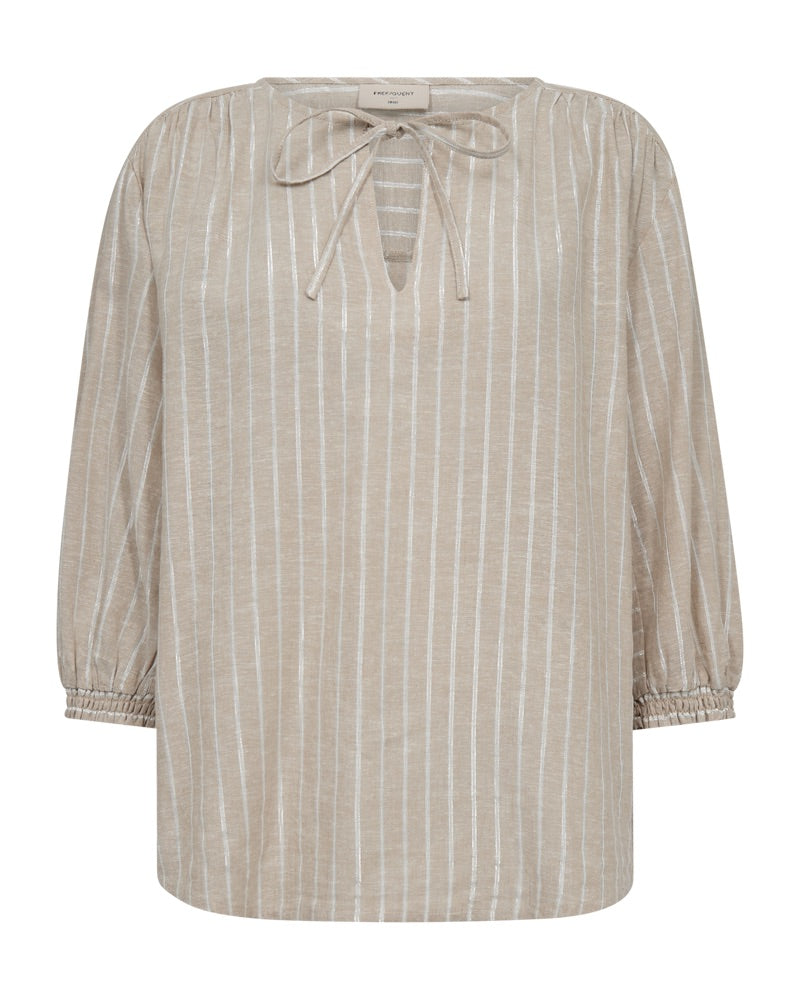 beige bluse med 3/4 ærmer og lodrette shiny striber. Freequent Sand Melange w Off-White FQLALUX-BLOUSE