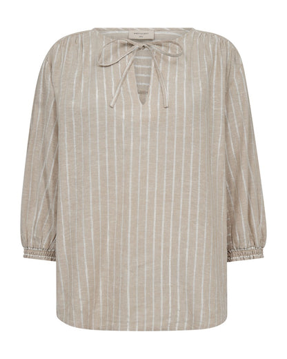 beige bluse med 3/4 ærmer og lodrette shiny striber. Freequent Sand Melange w Off-White FQLALUX-BLOUSE