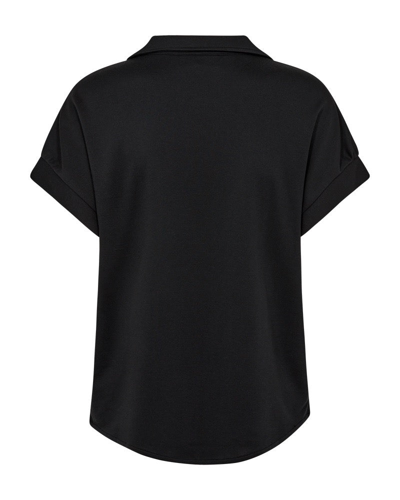 ryggen af kortærmet sort skjorte t-shirt med knappelukning og brystlomme. Freequent Black FQRUE-BLOUSE