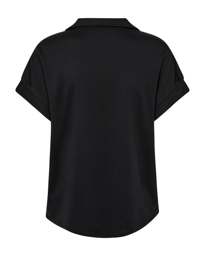 ryggen af kortærmet sort skjorte t-shirt med knappelukning og brystlomme. Freequent Black FQRUE-BLOUSE